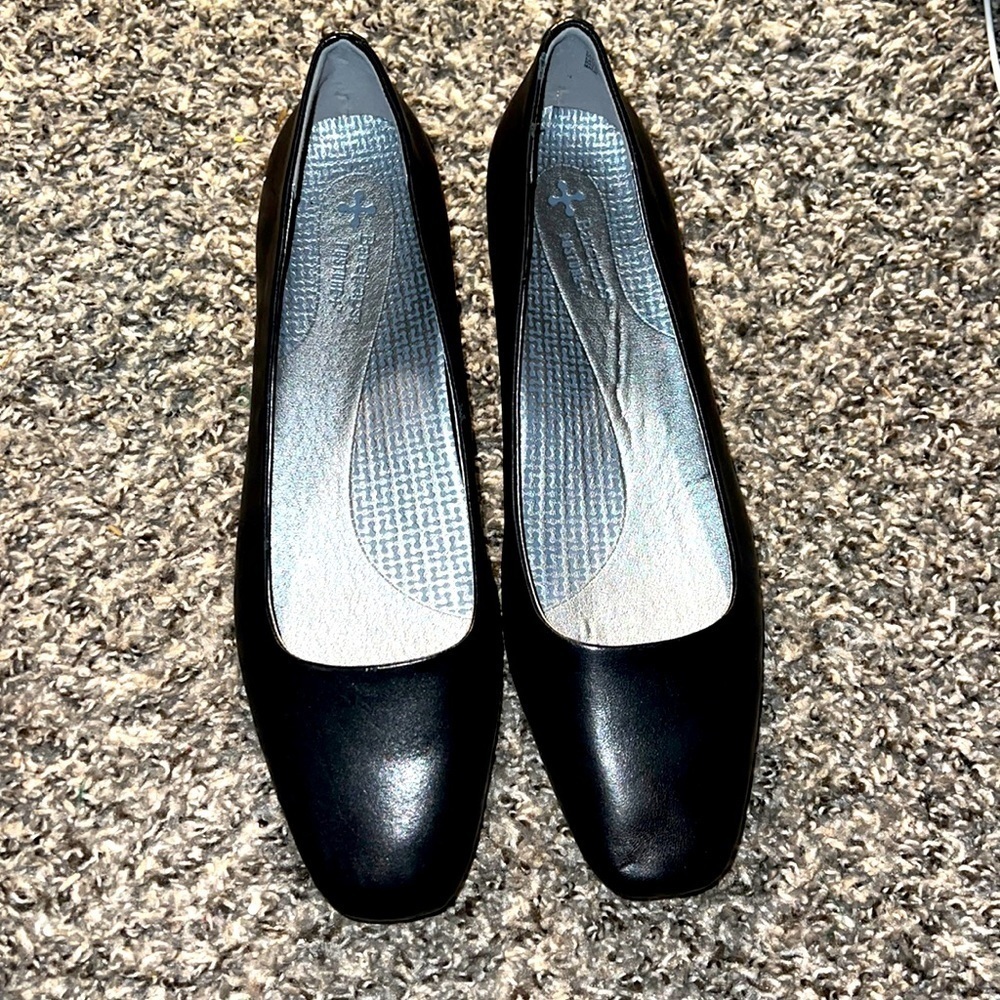 Baretraps Women's FLATS Black Leather Size 11 brand new